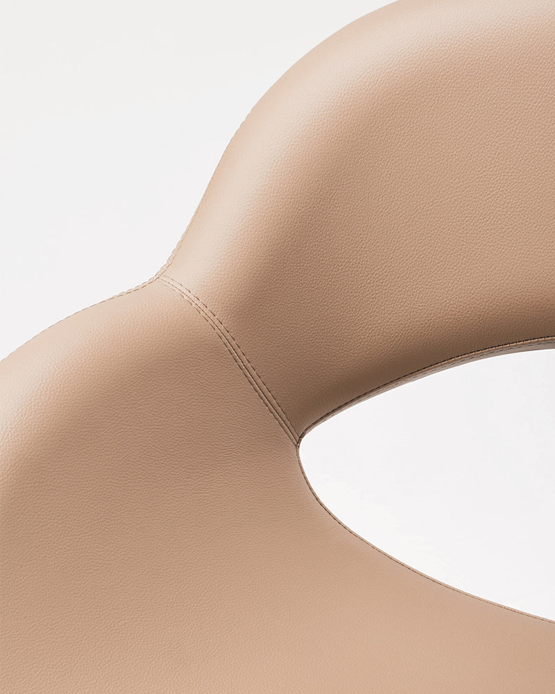 Thea - Beige kundestol med krom krydsfod